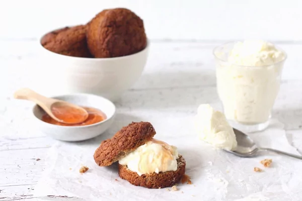 Koolhydraatarme scones met clotted cream 