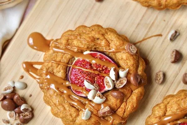 Vegan pumpkin fig tarts