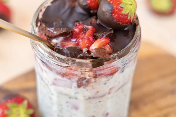 Gezonde overnight oats met aardbei
