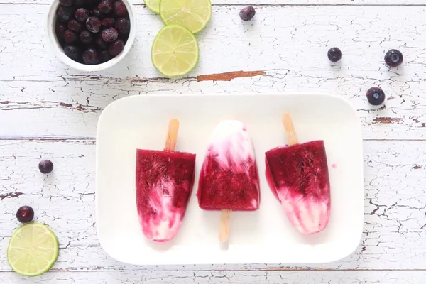 Koolhydraatarme blauwe bes limoen ijsjes