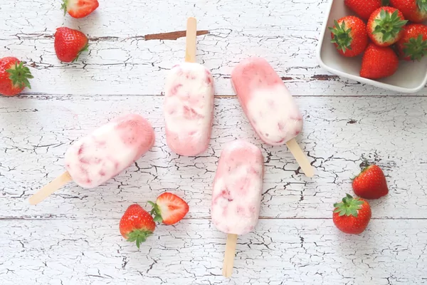Koolhydraatarme aardbei yoghurt ijsjes