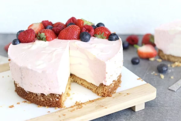 Low carb strawberry swirl cheesecake