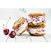 Suikervrije chocolate chips cookies met vanille-kersen ijs